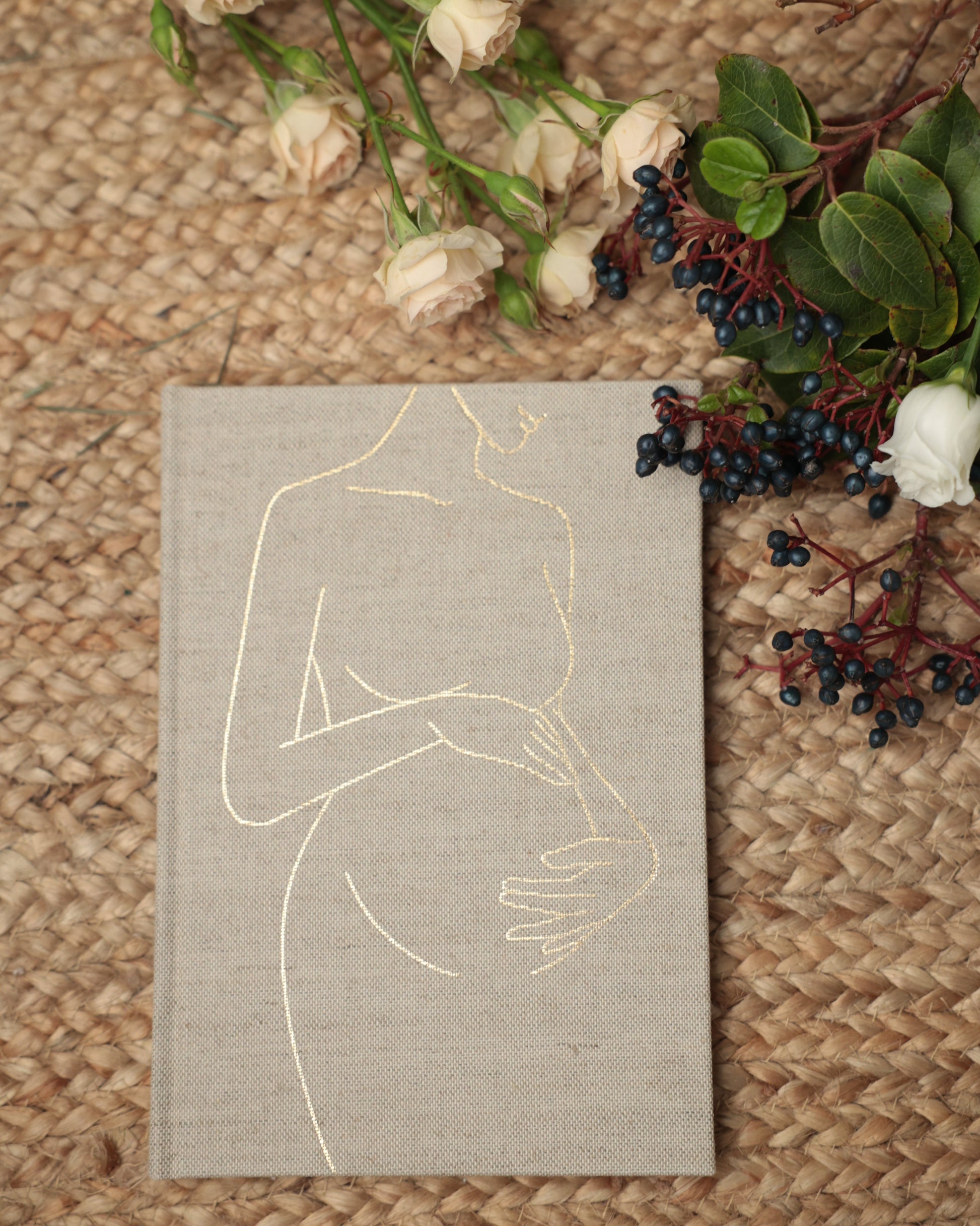 dnevnik za trudnice, poklon za trudnicu, trudnoća, praćenje trudnoće, zapisivanje trudnoće, bebini trenuci, trudnički dnevnik, uspomene iz trudnoće, spomenar trudnoce, planer trudnoce, planer za trudnice, sta pokloniti trudnici